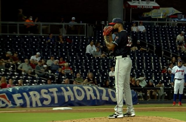 Alcantara Alcántara completó cuatro innings en blanco, pero sintió rigidez en su antebrazo.