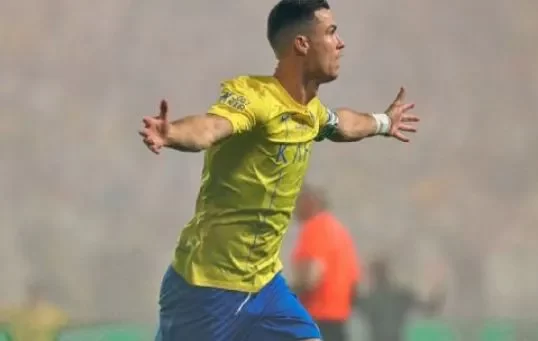 CR7 Cristiano Ronaldo celebrando uno de sus dos goles ante Al Ahli.