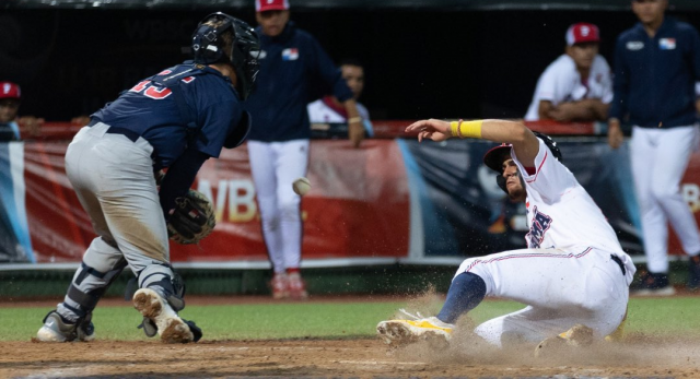 Reves Panamá arremetió al final del partido ante USA, pero volvió a perder.