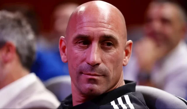 Luis Rubiales dimite a sus dos cargos en el fútbol.