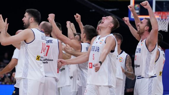 Serbios celebran su pase a la final del Mundial de Baloncesto FIBA.