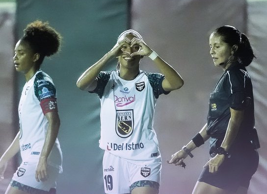Taurinass Emily Cedeño marcó doblete y guió al Tauro al triunfo.