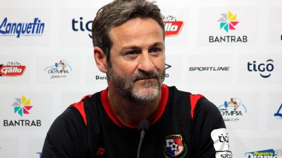 Thomass Thomas Christiansen dando declaraciones en Guatemala.